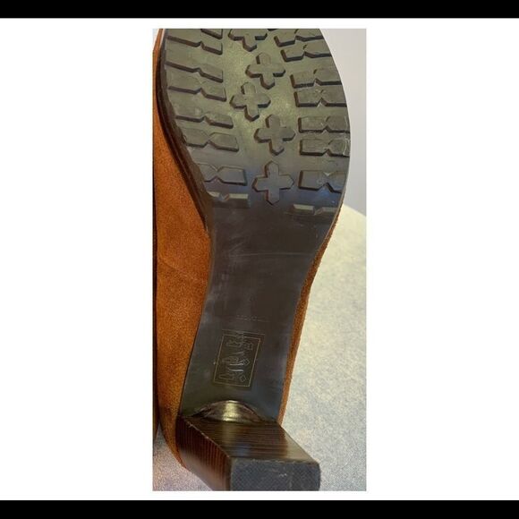 LE Château camel coloured suede tassel heels size 9 - Picture 7 of 8